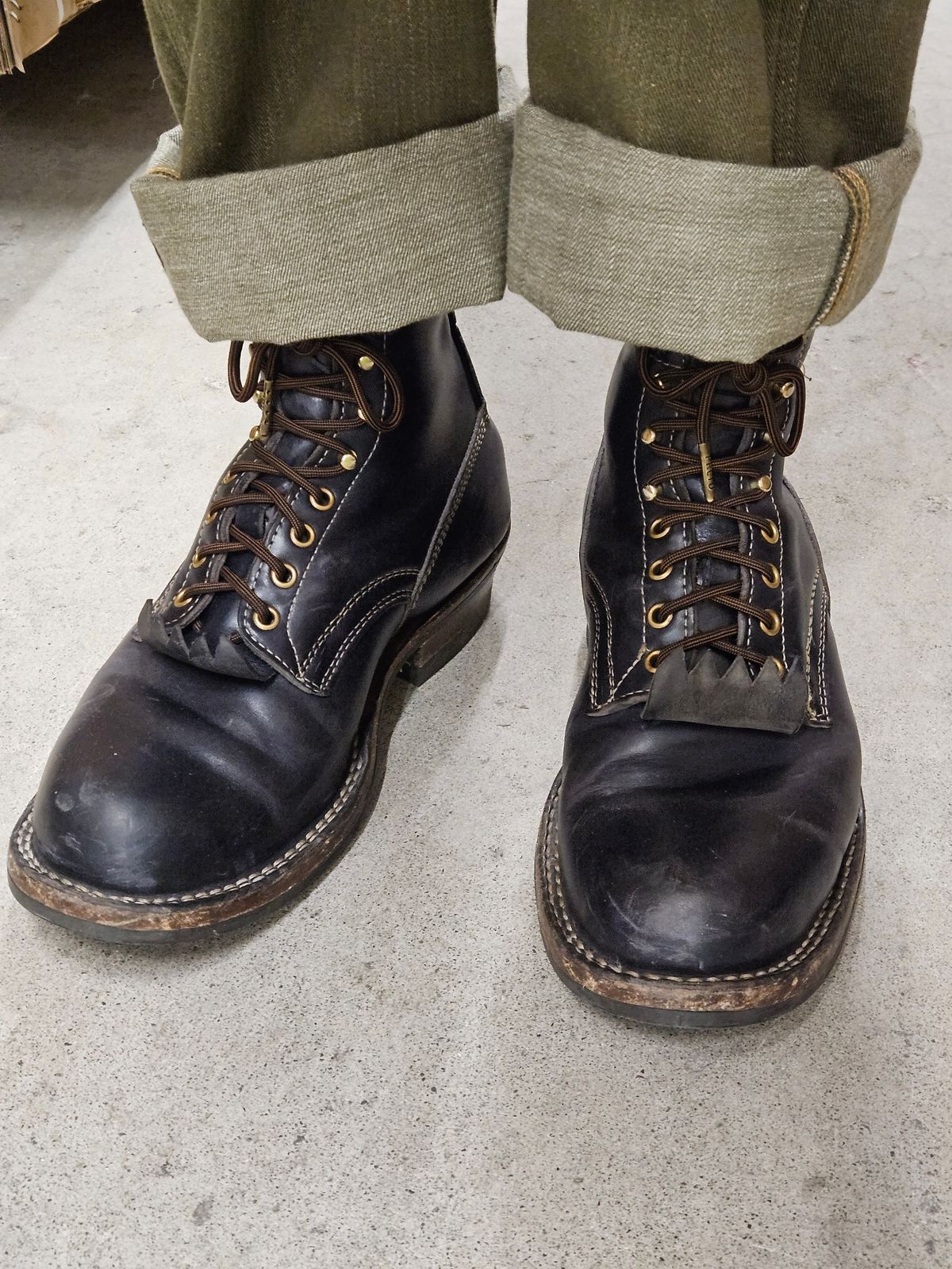 Photo by aDogNamedMerle on February 13, 2024 of the White's Stitchdown Cruiser in Maryam Navy Horsehide.