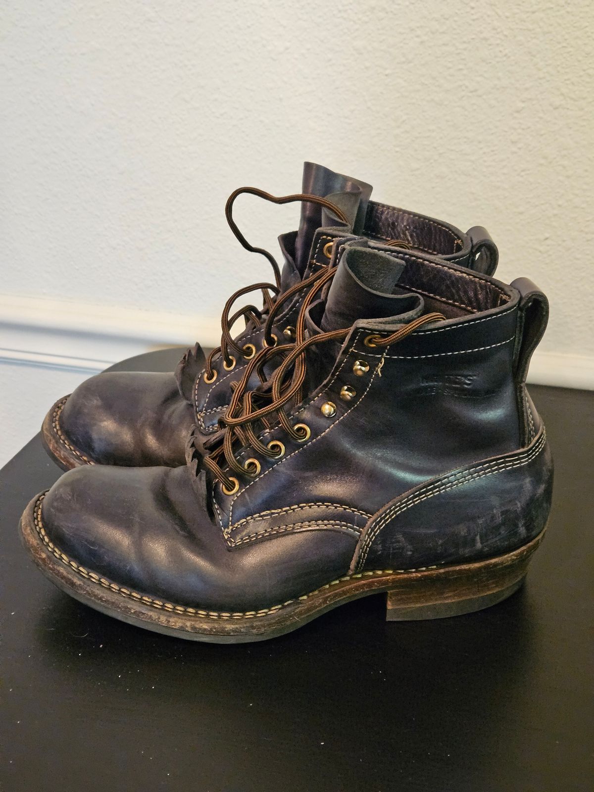 Photo by aDogNamedMerle on March 6, 2024 of the White's Stitchdown Cruiser in Maryam Navy Horsehide.