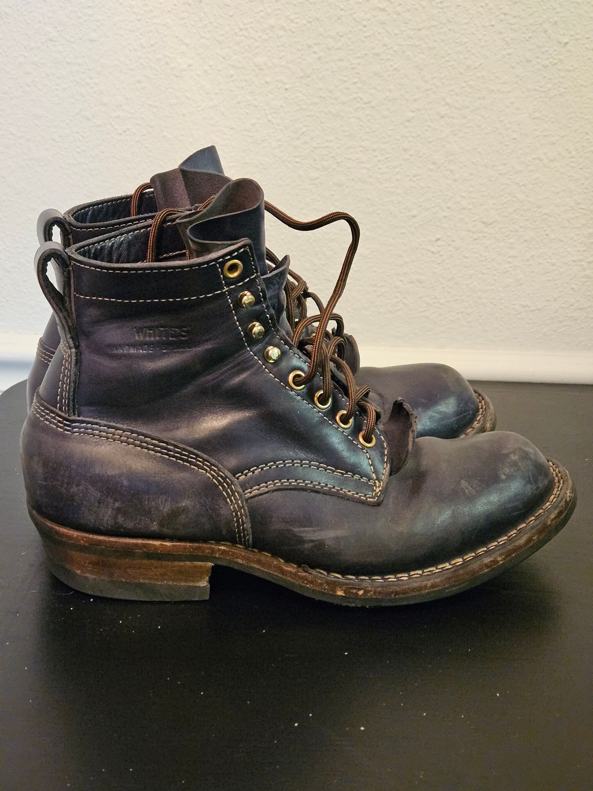 Photo by aDogNamedMerle on March 6, 2024 of the White's Stitchdown Cruiser in Maryam Navy Horsehide.