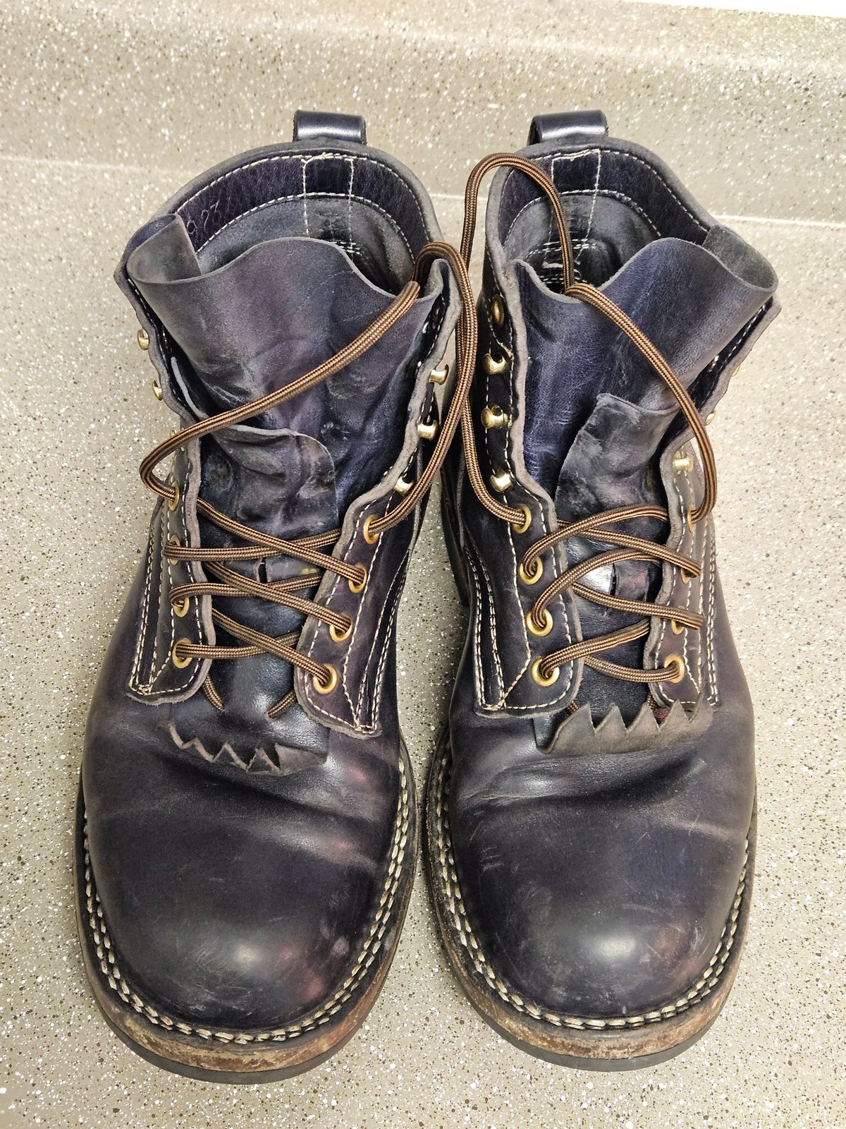 Photo by aDogNamedMerle on April 6, 2024 of the White's Stitchdown Cruiser in Maryam Navy Horsehide.