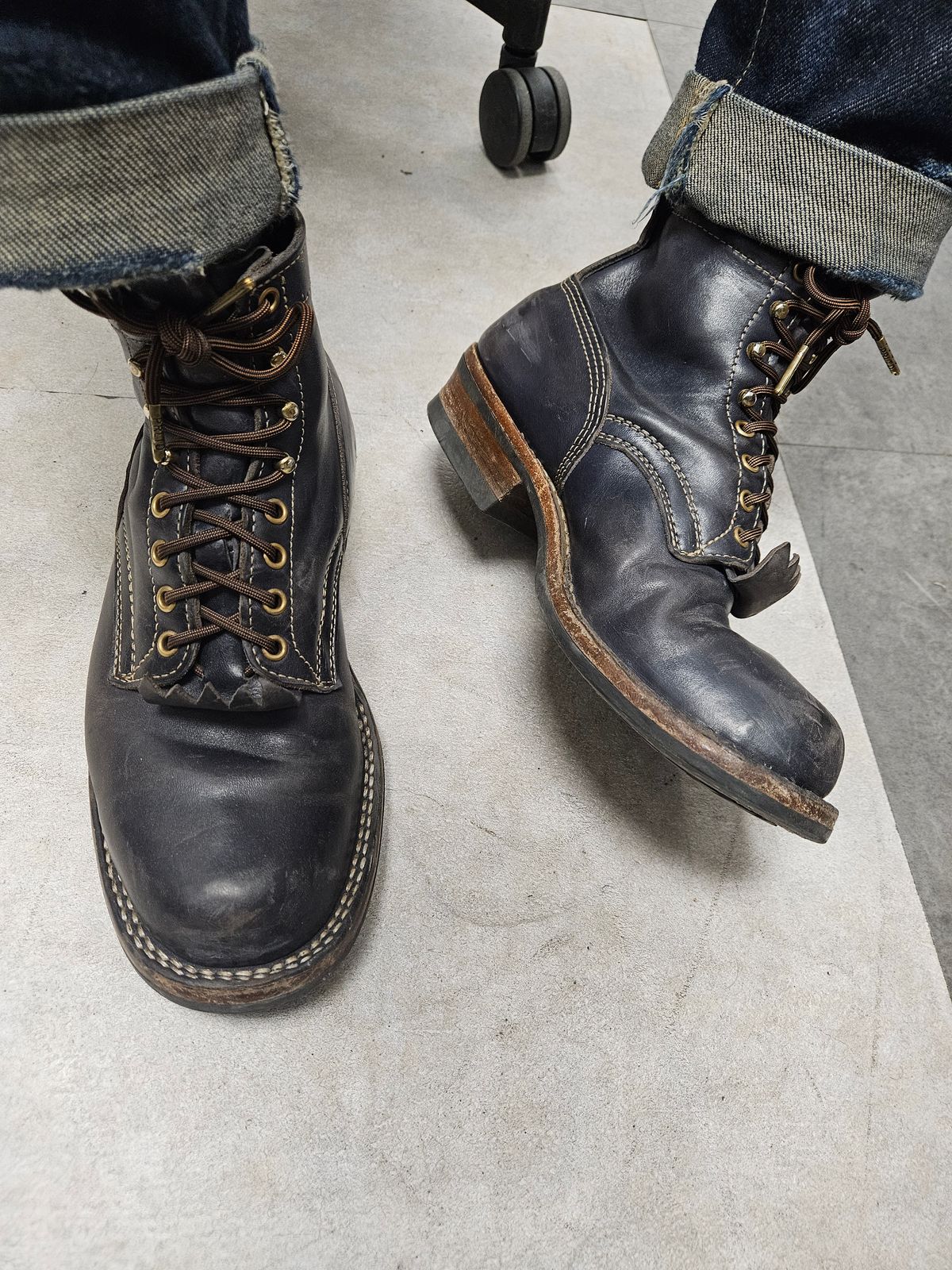 Photo by aDogNamedMerle on June 12, 2024 of the White's Stitchdown Cruiser in Maryam Navy Horsehide.