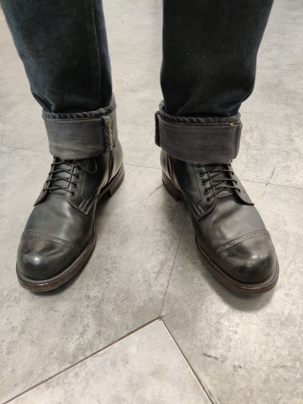 Photo by aDogNamedMerle on August 15, 2023 of the Viberg Service Boot BCT in Horween Black Tumbled Shell Cordovan.