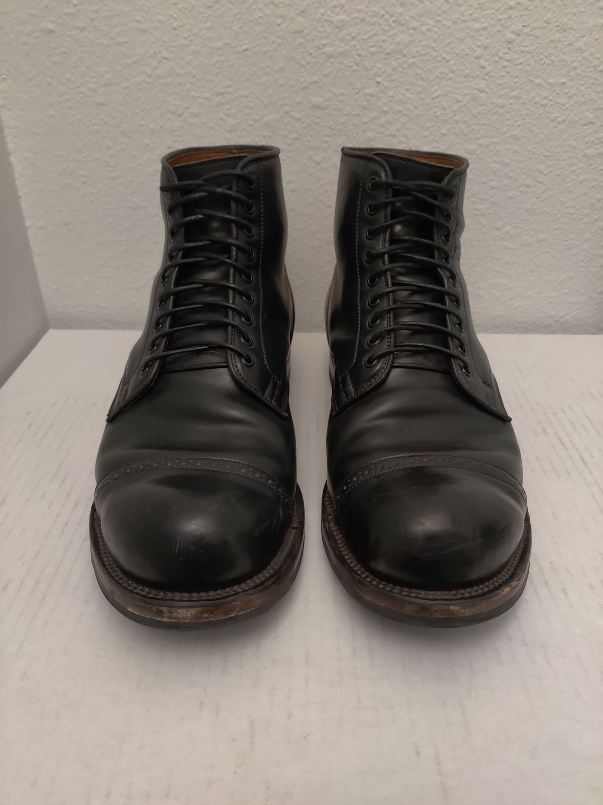 Photo by aDogNamedMerle on August 19, 2023 of the Viberg Service Boot BCT in Horween Black Tumbled Shell Cordovan.