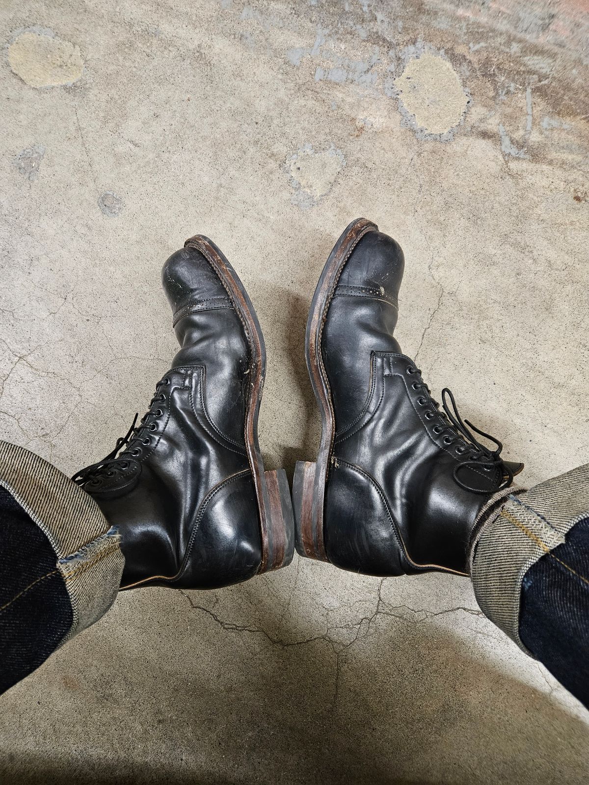 Photo by aDogNamedMerle on September 1, 2023 of the Viberg Service Boot BCT in Horween Black Tumbled Shell Cordovan.