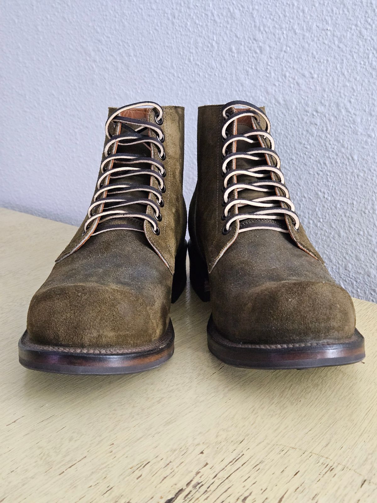 Photo by aDogNamedMerle on October 1, 2024 of the Viberg Service Boot in Horween Mushroom Chamois Roughout.