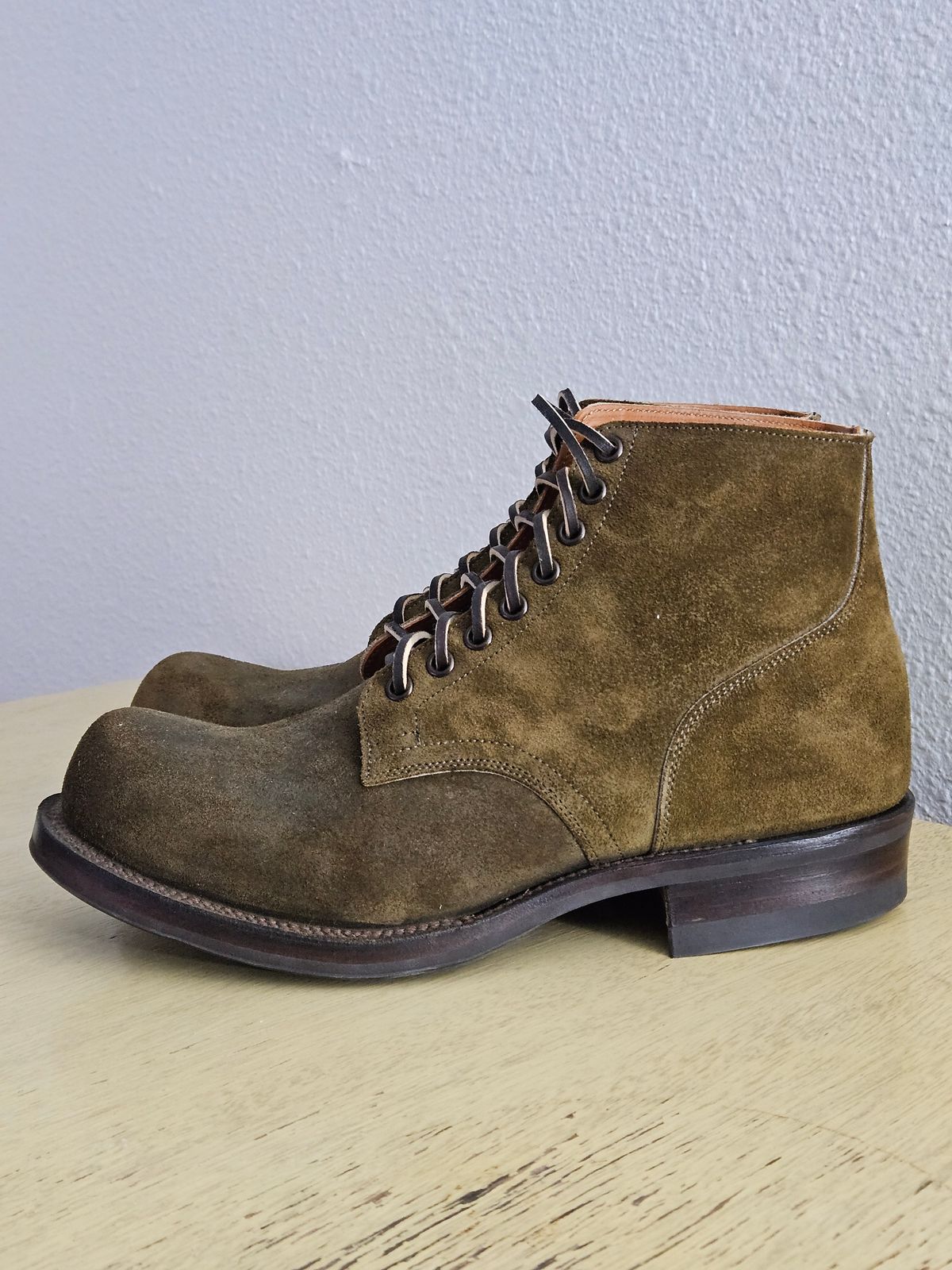 Photo by aDogNamedMerle on October 1, 2024 of the Viberg Service Boot in Horween Mushroom Chamois Roughout.