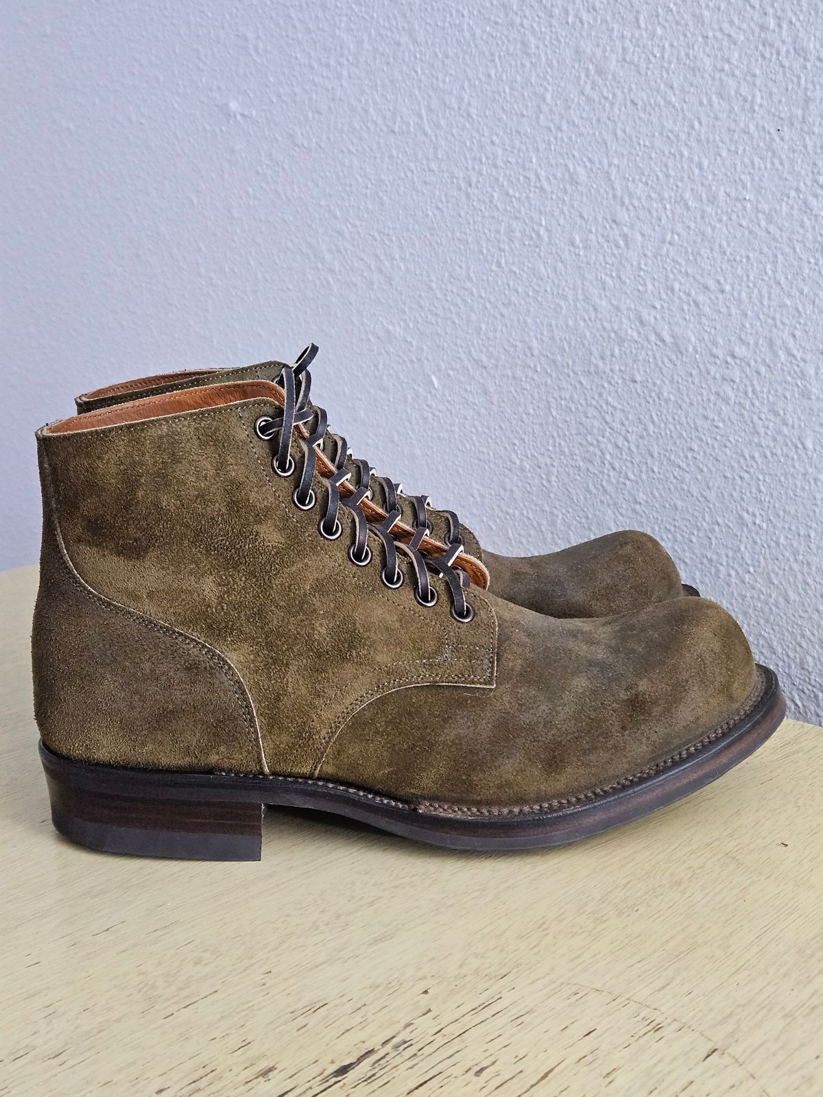 Photo by aDogNamedMerle on October 1, 2024 of the Viberg Service Boot in Horween Mushroom Chamois Roughout.