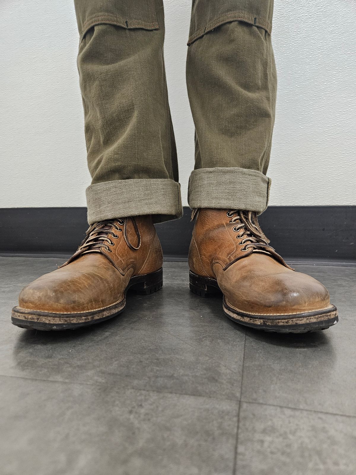 Photo by aDogNamedMerle on June 18, 2024 of the Viberg Service Boot in Shinki Cognac Shrunken Horsebutt.