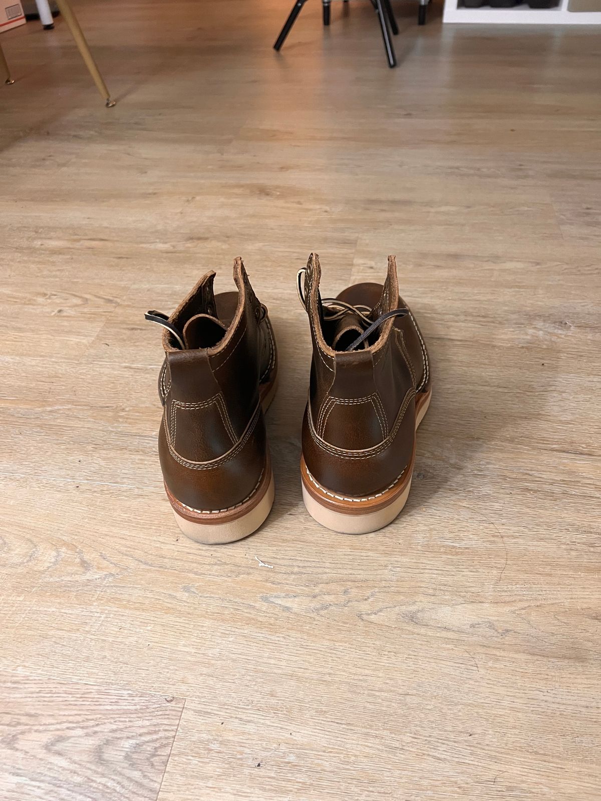 Photo by A_Clockwork_Yifan on October 1, 2023 of the White's Rambler in Horween Cinnamon Waxed Flesh.