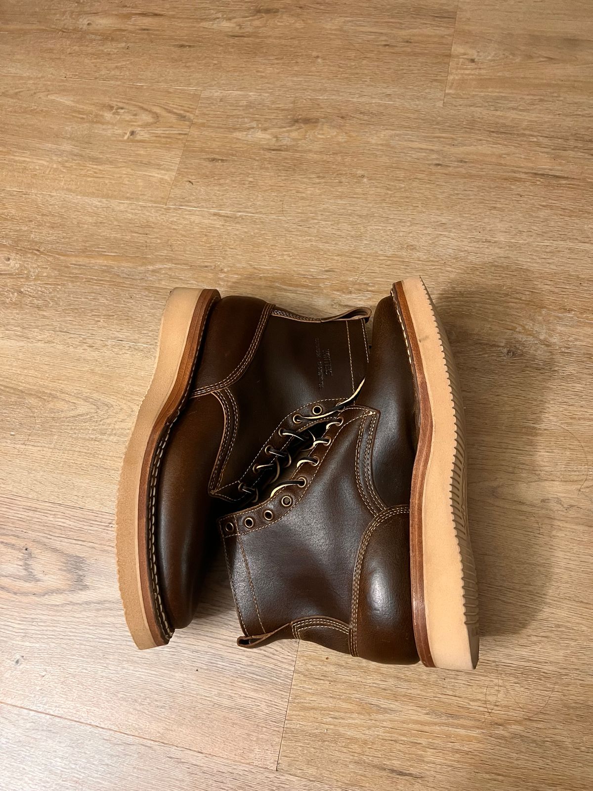 Photo by A_Clockwork_Yifan on October 1, 2023 of the White's Rambler in Horween Cinnamon Waxed Flesh.