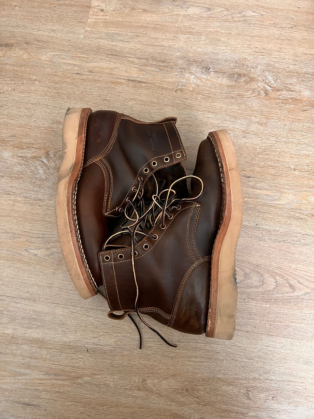 Photo by A_Clockwork_Yifan on November 1, 2023 of the White's Rambler in Horween Cinnamon Waxed Flesh.