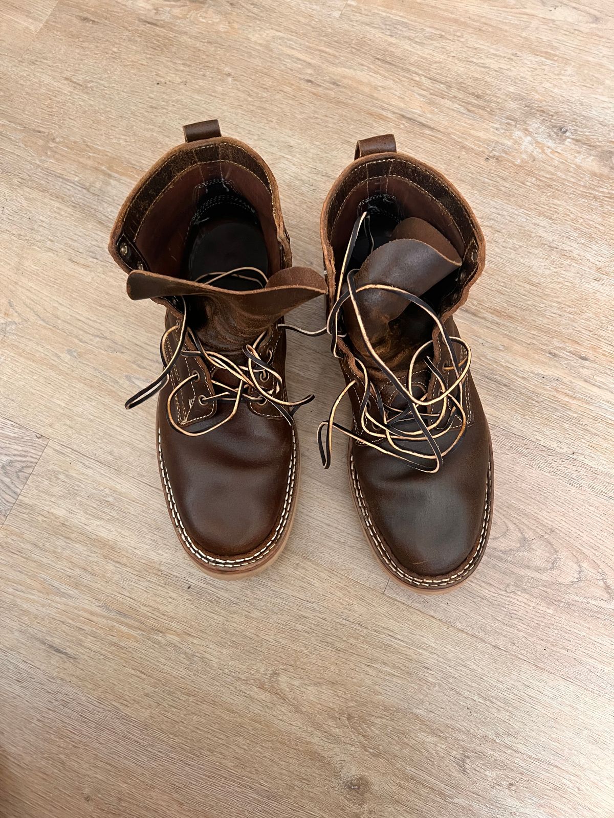Photo by A_Clockwork_Yifan on November 1, 2023 of the White's Rambler in Horween Cinnamon Waxed Flesh.