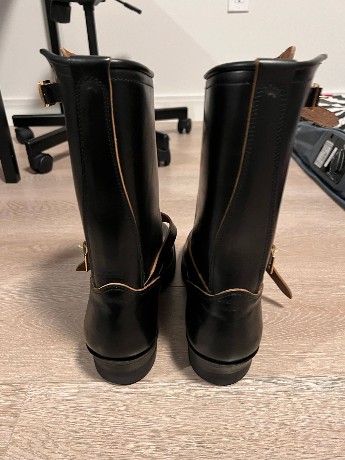 Photo by A_Clockwork_Yifan on October 5, 2022 of the Attractions BILTBUCK Engineer Boots in Black Italian Horsebutt.