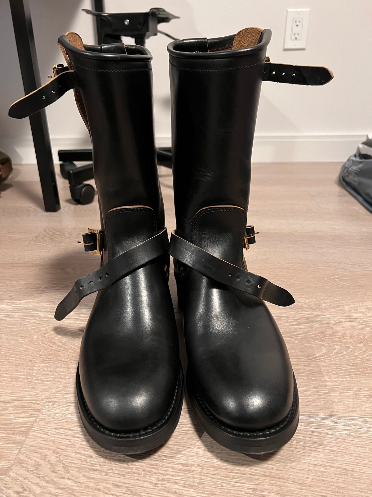 Photo by A_Clockwork_Yifan on October 5, 2022 of the Attractions BILTBUCK Engineer Boots in Black Italian Horsebutt.