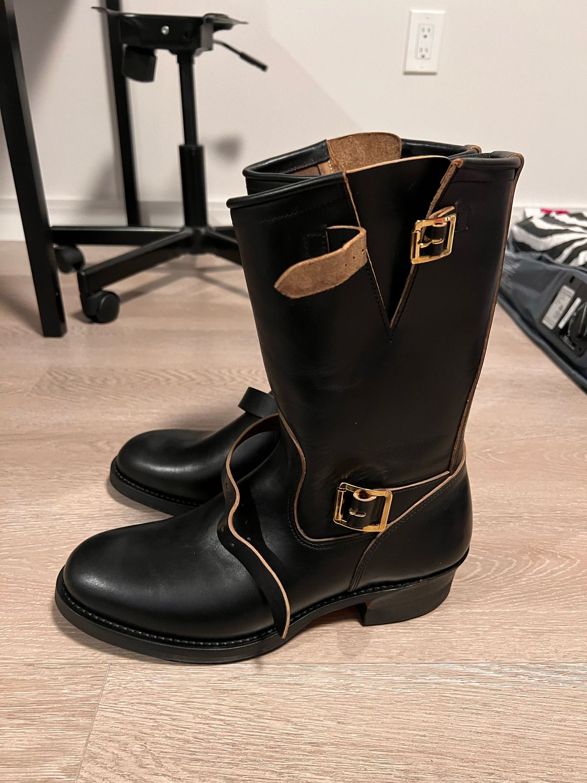 Photo by A_Clockwork_Yifan on October 5, 2022 of the Attractions BILTBUCK Engineer Boots in Black Italian Horsebutt.