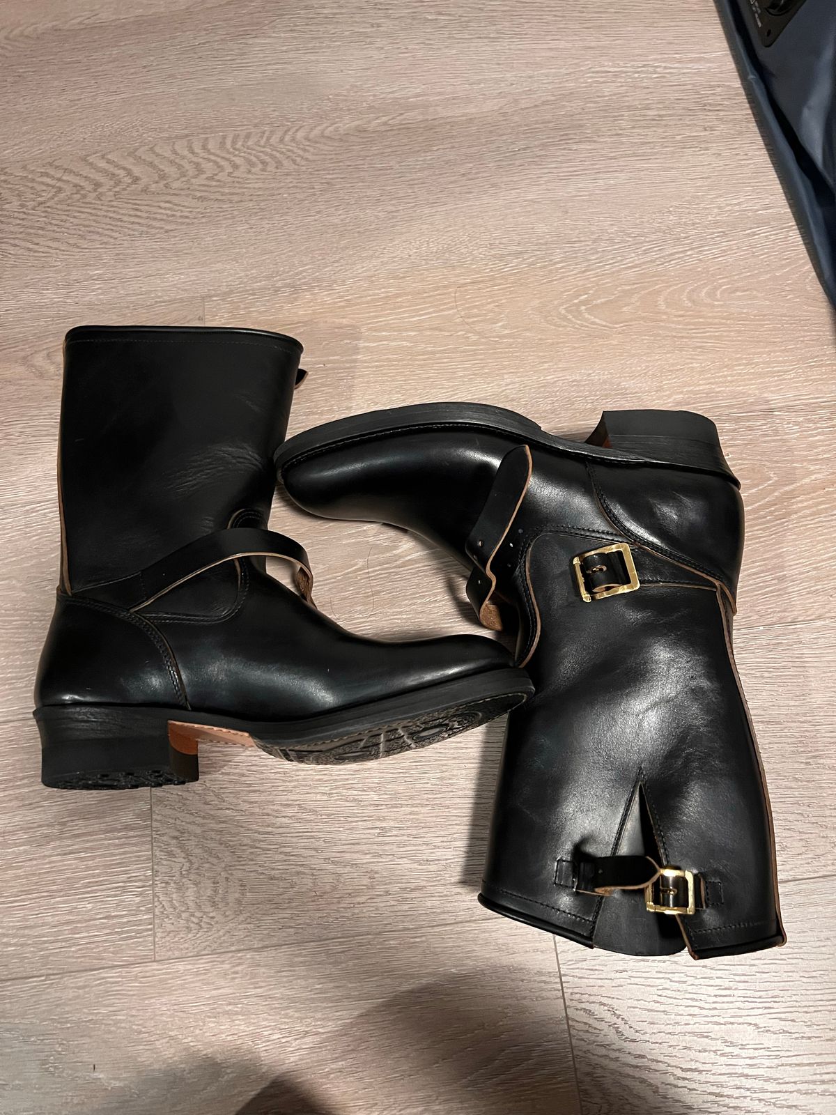 Photo by A_Clockwork_Yifan on October 5, 2022 of the Attractions BILTBUCK Engineer Boots in Black Italian Horsebutt.