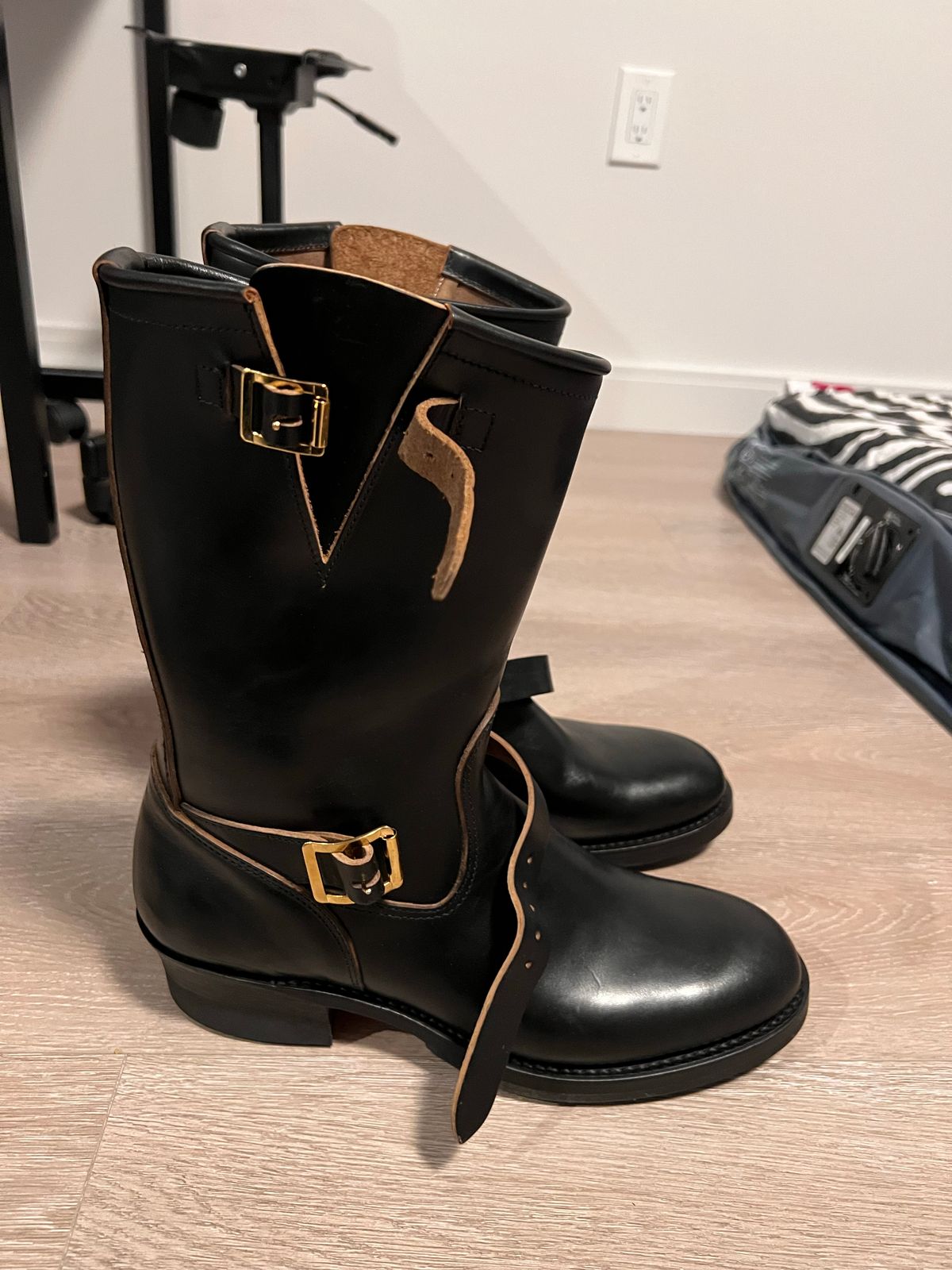 Photo by A_Clockwork_Yifan on October 5, 2022 of the Attractions BILTBUCK Engineer Boots in Black Italian Horsebutt.