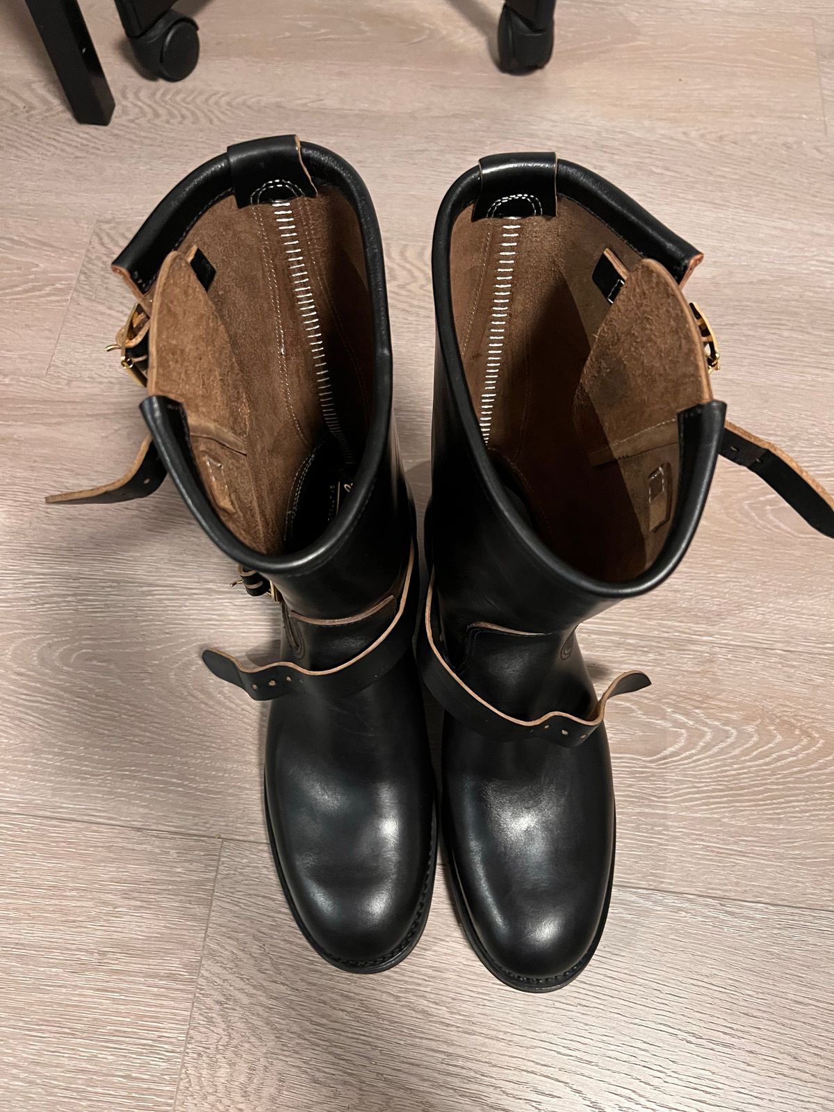 Photo by A_Clockwork_Yifan on October 5, 2022 of the Attractions BILTBUCK Engineer Boots in Black Italian Horsebutt.