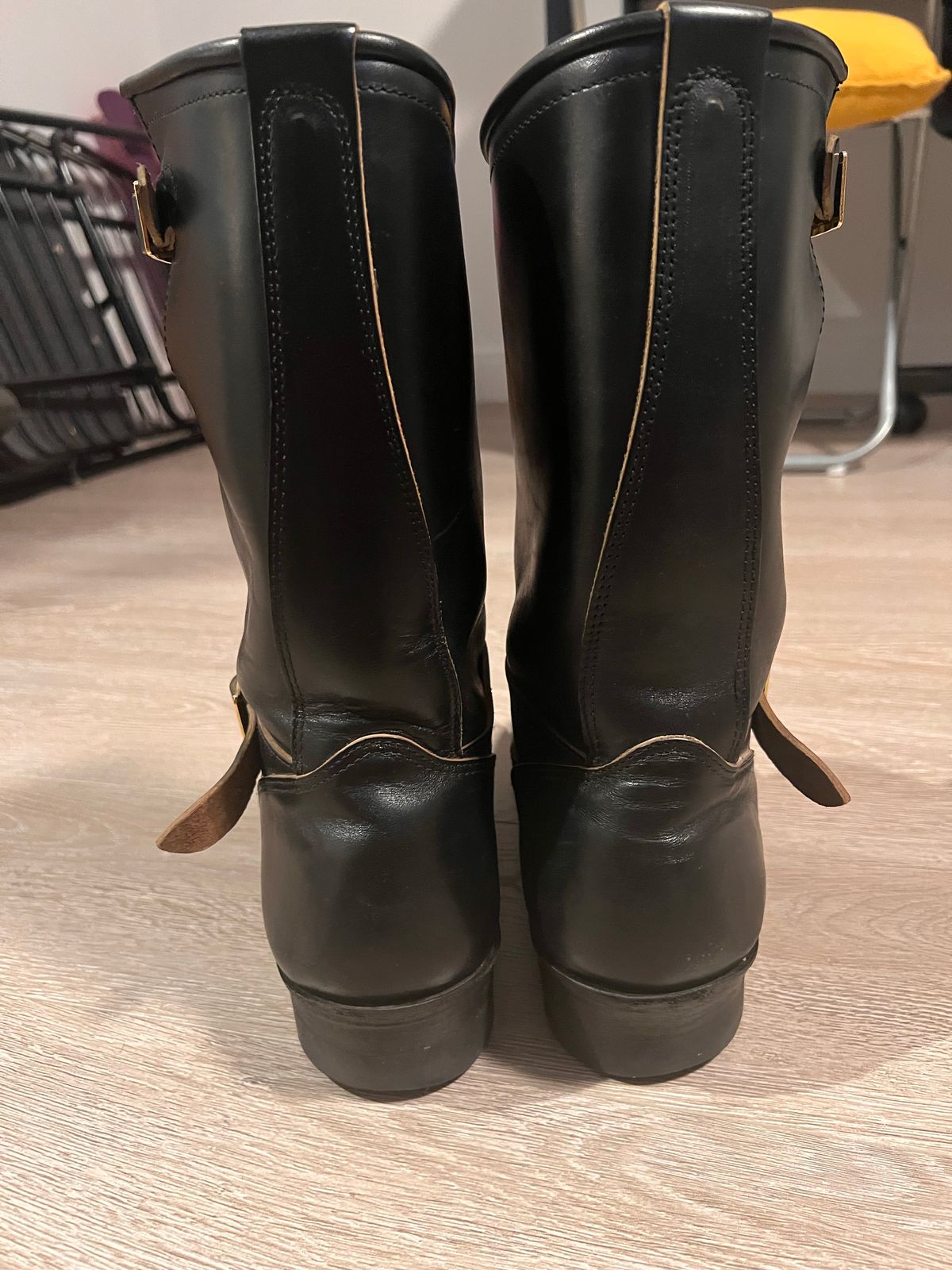 Photo by A_Clockwork_Yifan on November 5, 2022 of the Attractions BILTBUCK Engineer Boots in Black Italian Horsebutt.