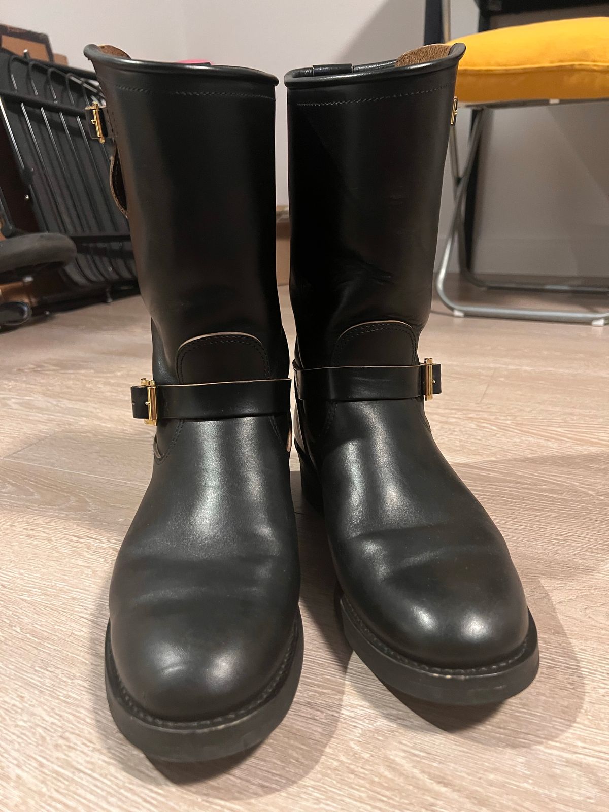 Photo by A_Clockwork_Yifan on November 5, 2022 of the Attractions BILTBUCK Engineer Boots in Black Italian Horsebutt.