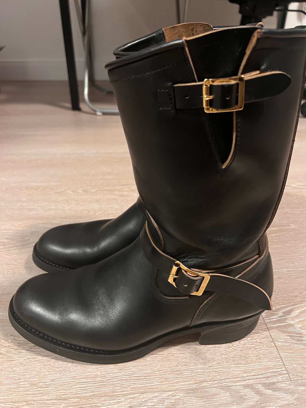 Photo by A_Clockwork_Yifan on November 5, 2022 of the Attractions BILTBUCK Engineer Boots in Black Italian Horsebutt.