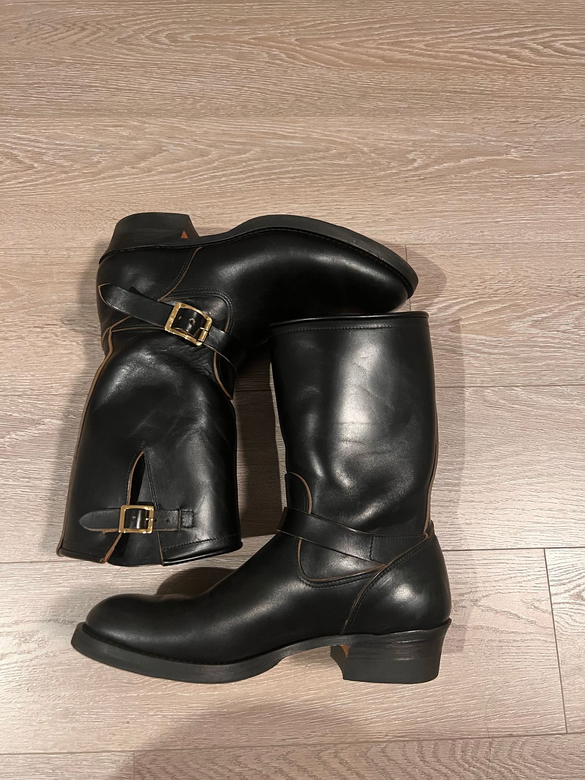Photo by A_Clockwork_Yifan on November 5, 2022 of the Attractions BILTBUCK Engineer Boots in Black Italian Horsebutt.