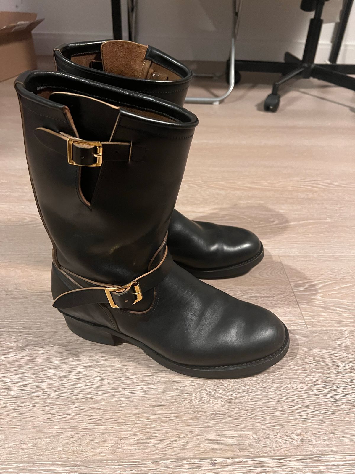 Photo by A_Clockwork_Yifan on November 5, 2022 of the Attractions BILTBUCK Engineer Boots in Black Italian Horsebutt.