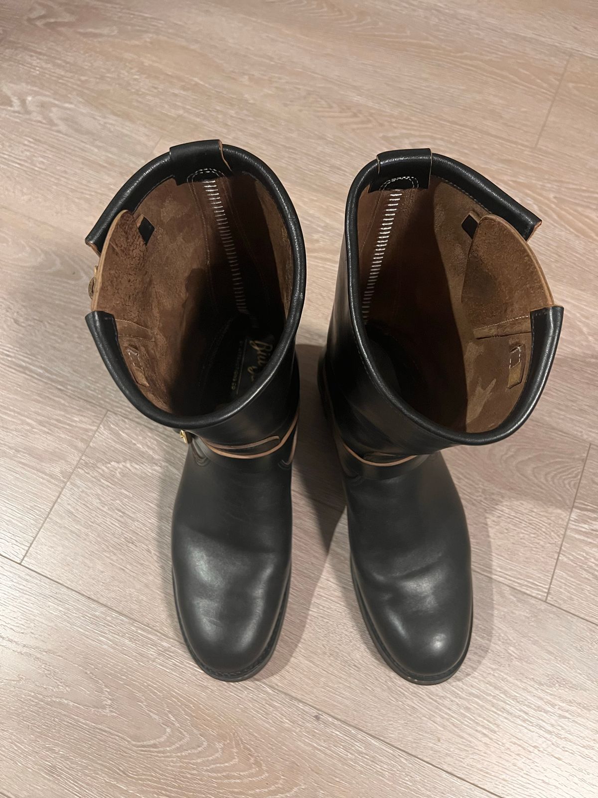 Photo by A_Clockwork_Yifan on November 5, 2022 of the Attractions BILTBUCK Engineer Boots in Black Italian Horsebutt.
