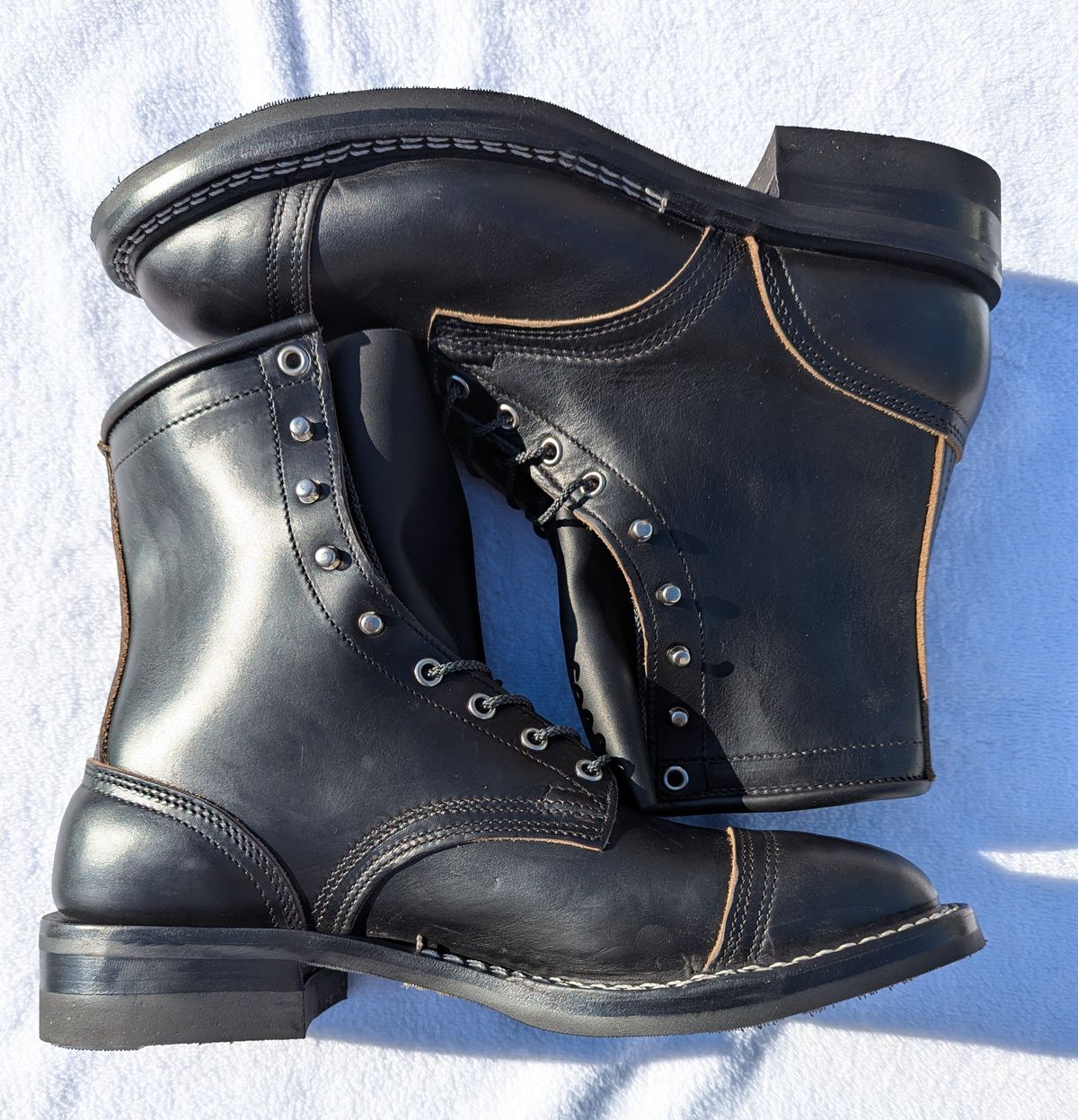 Photo by Vehe on October 1, 2025 of the Nicks Parkhurst V3 in Horween Black Chromexcel.