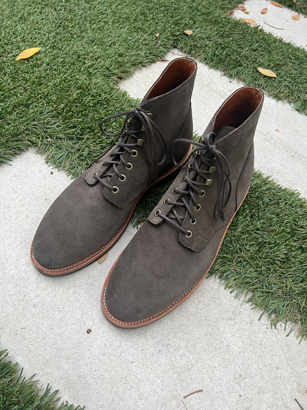 Photo by heroyjenkins on October 1, 2024 of the Grant Stone Diesel Boot in C.F. Stead Loden Janus Calf Suede.