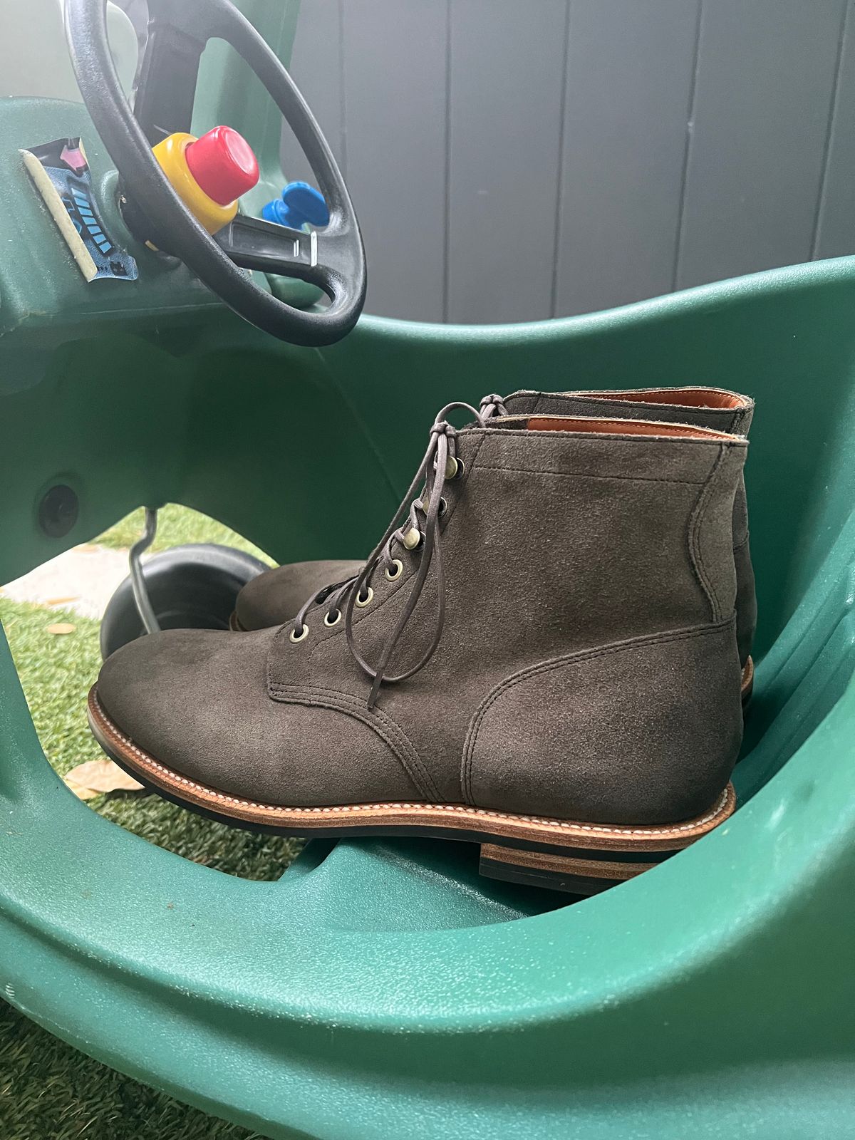 Photo by heroyjenkins on October 1, 2024 of the Grant Stone Diesel Boot in C.F. Stead Loden Janus Calf Suede.