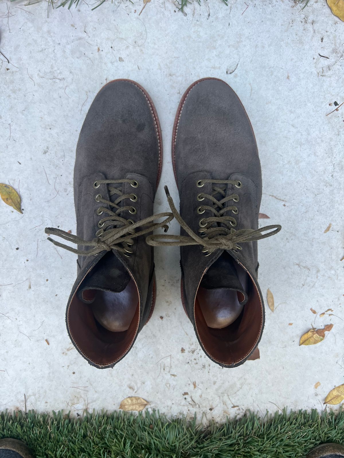Photo by heroyjenkins on December 1, 2024 of the Grant Stone Diesel Boot in C.F. Stead Loden Janus Calf Suede.