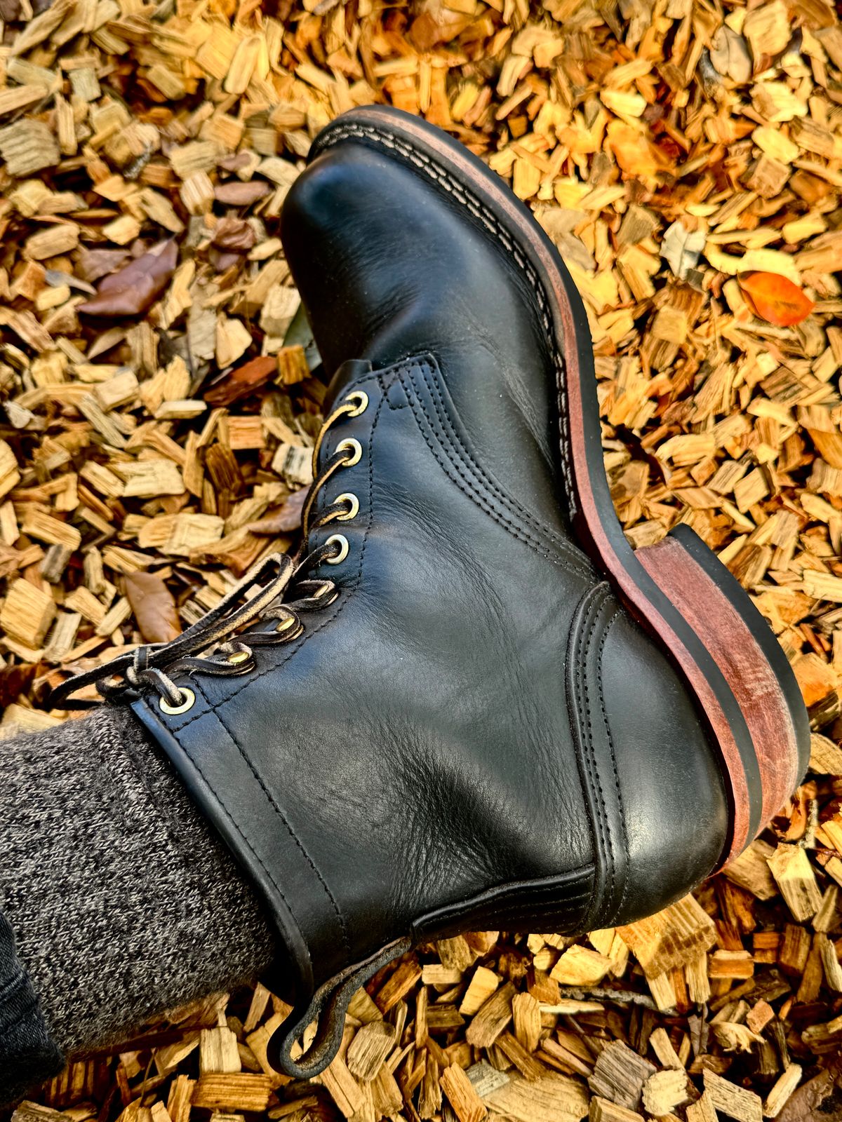 Photo by ManuelToledo on January 25, 2025 of the Nicks Robert in Horween Chromexcel Overdyed Black.