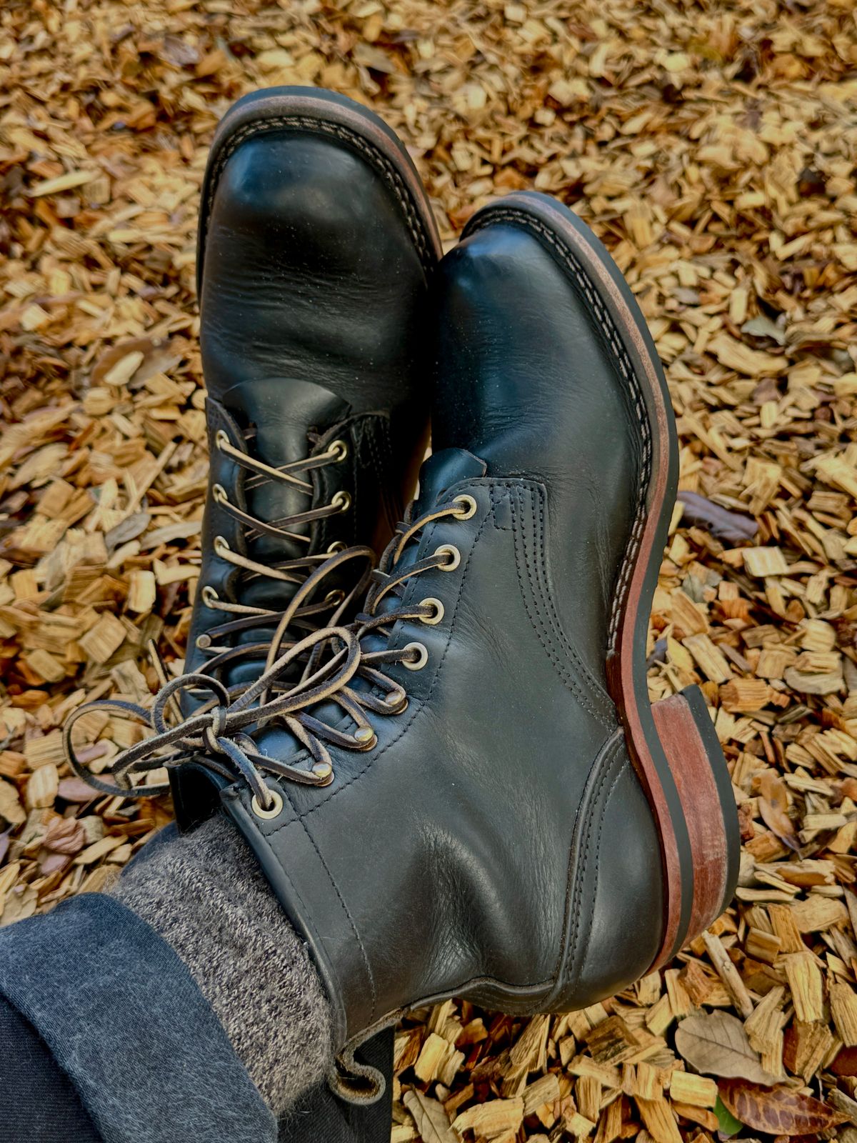 Photo by ManuelToledo on January 25, 2025 of the Nicks Robert in Horween Chromexcel Overdyed Black.