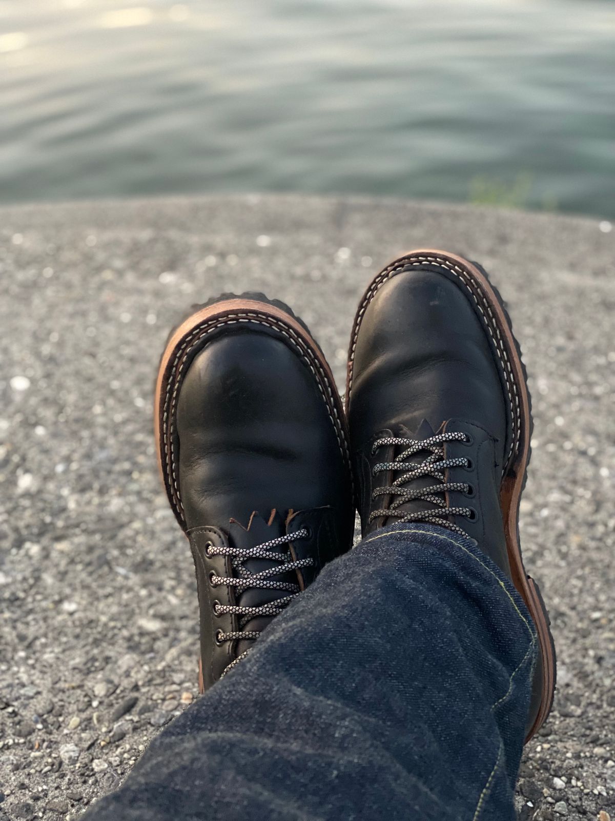 Photo by willmac on September 10, 2021 of the White's Logger in Horween Black Chromexcel Horsebutt.