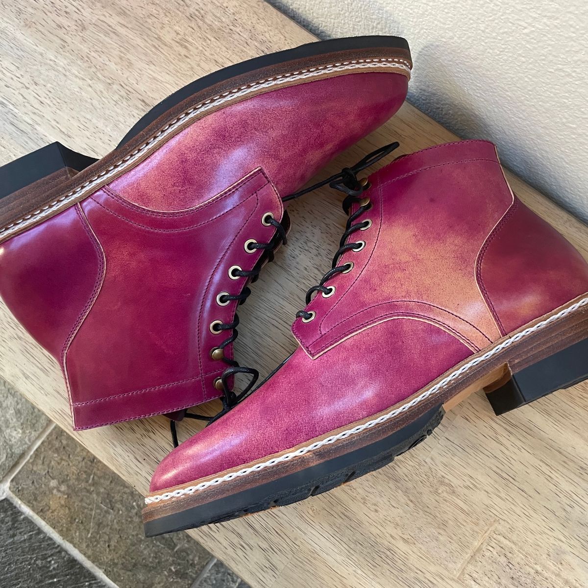 Photo by bootsinbend on October 4, 2023 of the Junkard SC Plain Toe in Rocado Ultraviolet Marbled Shell Cordovan.