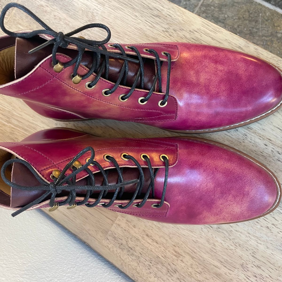 Photo by bootsinbend on October 4, 2023 of the Junkard SC Plain Toe in Rocado Ultraviolet Marbled Shell Cordovan.