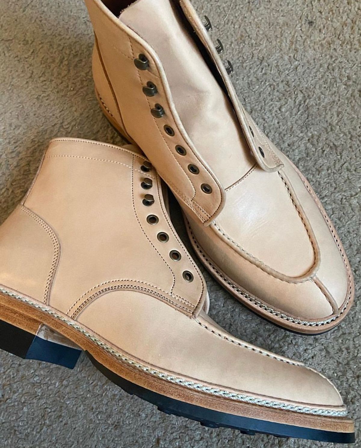 Photo by zanderrose on February 14, 2023 of the Jakkrabbits Field Boots in Unknown Natural Veg Tan.