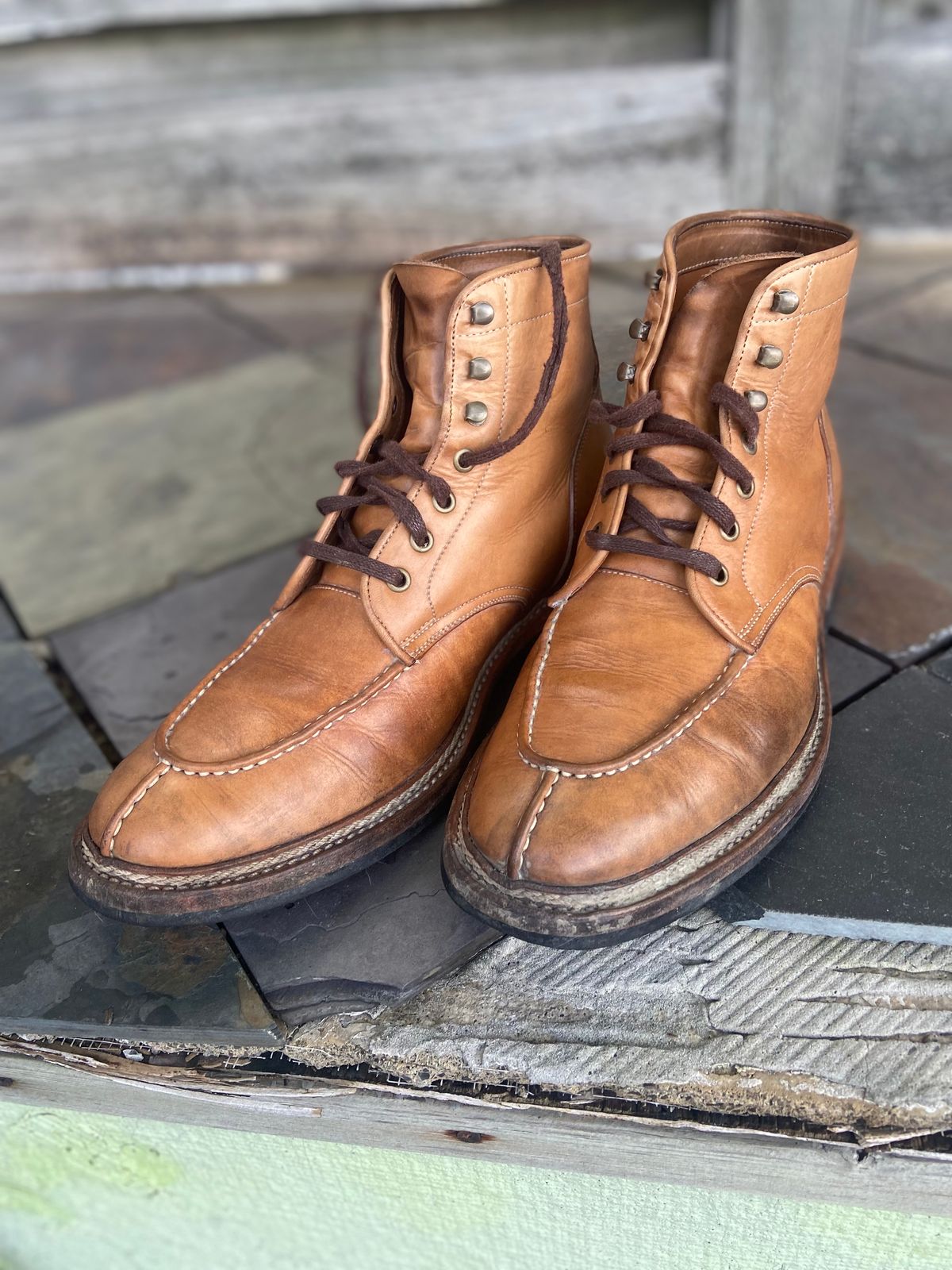 Photo by zanderrose on August 10, 2023 of the Jakkrabbits Field Boots in Unknown Natural Veg Tan.