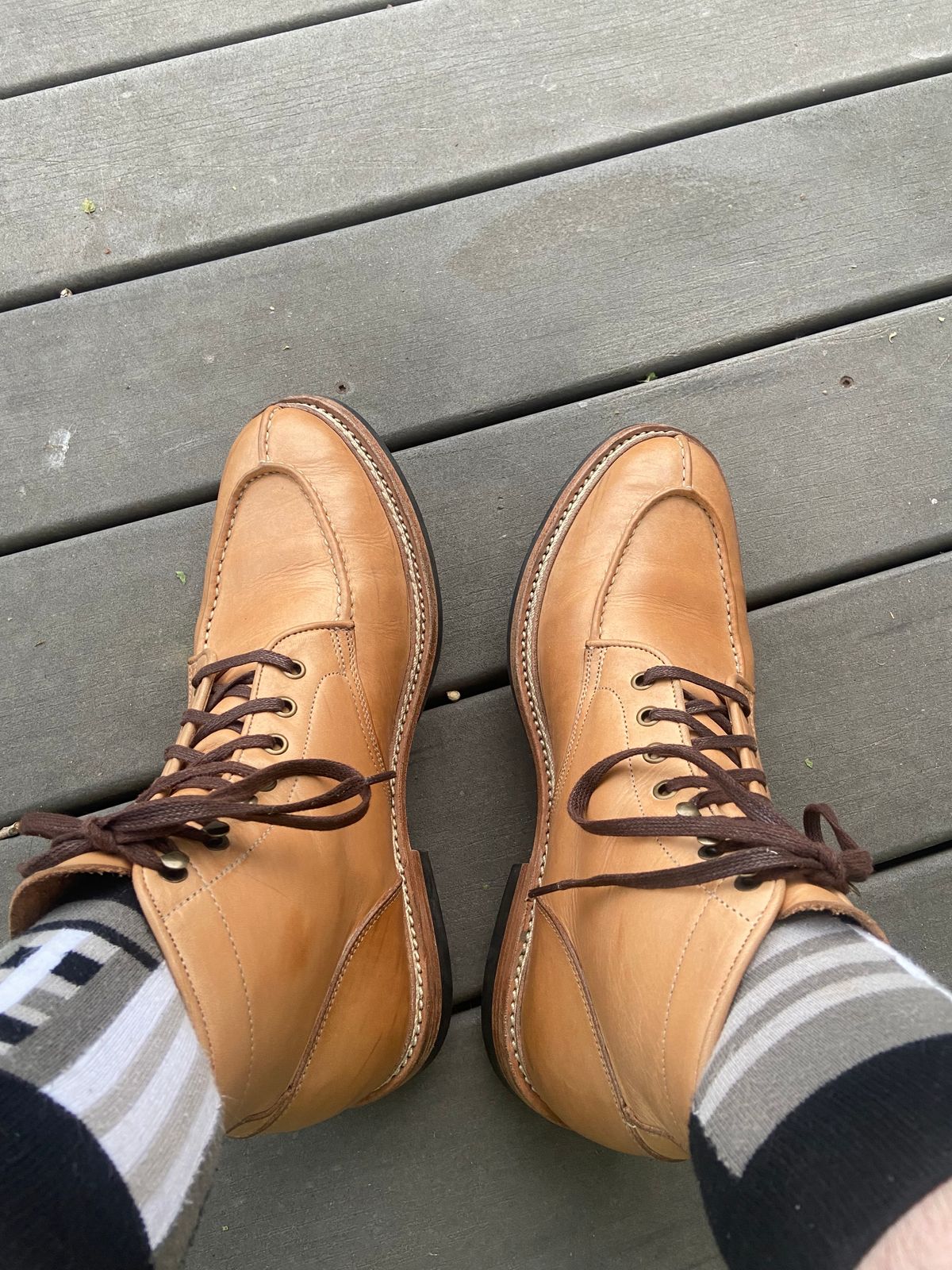 Photo by zanderrose on May 29, 2023 of the Jakkrabbits Field Boots in Unknown Natural Veg Tan.