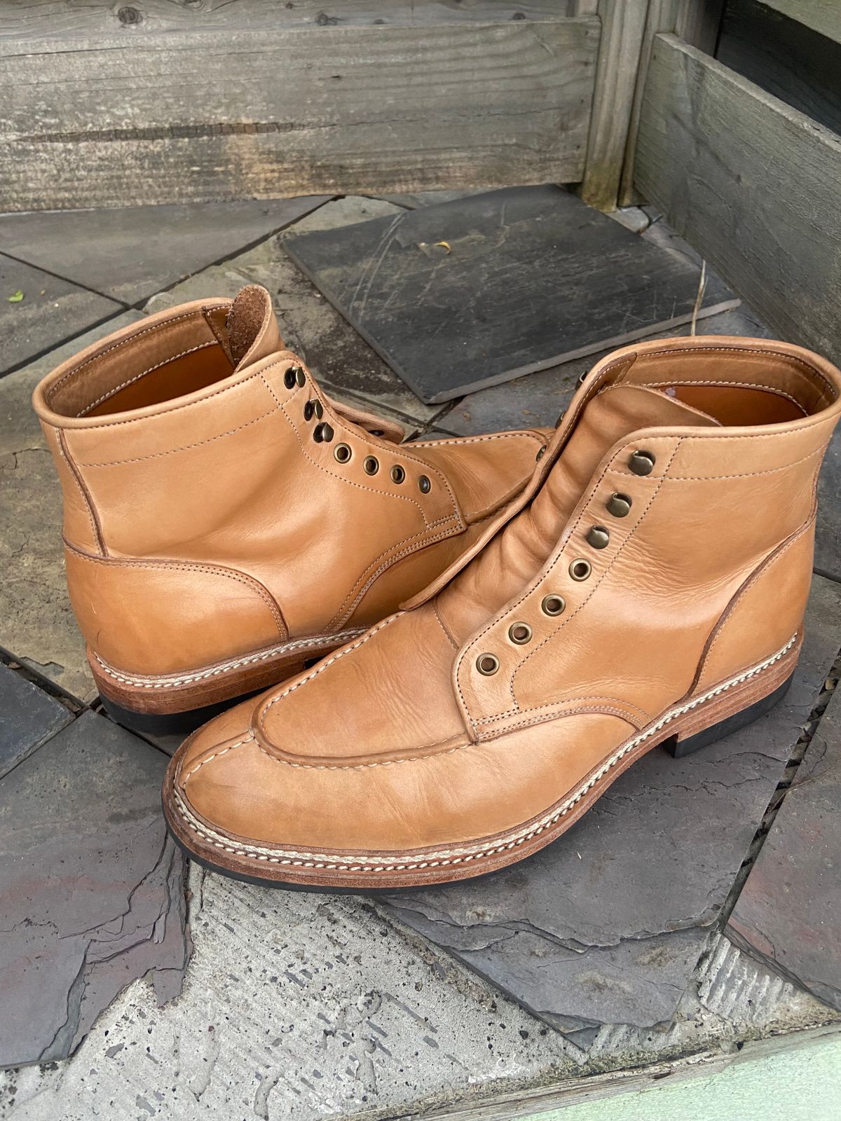 Photo by zanderrose on May 29, 2023 of the Jakkrabbits Field Boots in Unknown Natural Veg Tan.