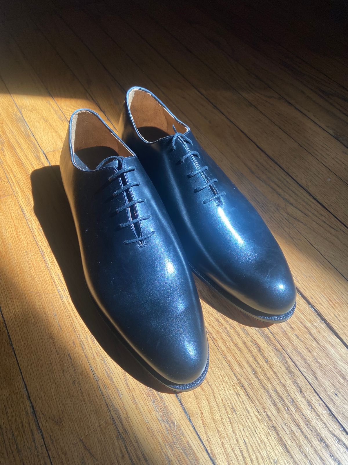 Photo by zanderrose on September 1, 2023 of the Meermin Wholecut Oxford in Du Puy Black Box Calf.