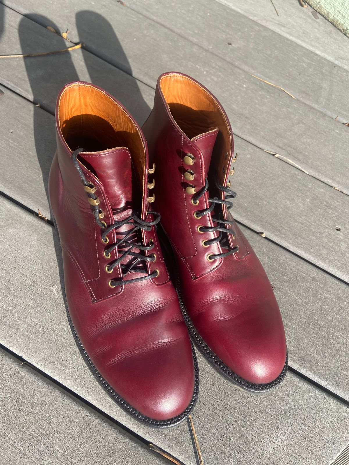 Photo by zanderrose on November 25, 2023 of the Grant Stone Edward Boot in Horween Burgundy Chromexcel.