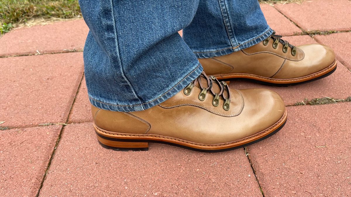 Photo by technolounge1001 on October 6, 2023 of the Blkbrd Shoemaker Bulwark Trek Boot in Horween Natural Chromexcel.