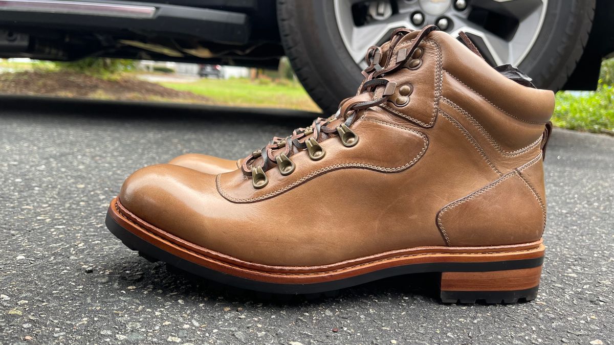 Photo by technolounge1001 on October 6, 2023 of the Blkbrd Shoemaker Bulwark Trek Boot in Horween Natural Chromexcel.