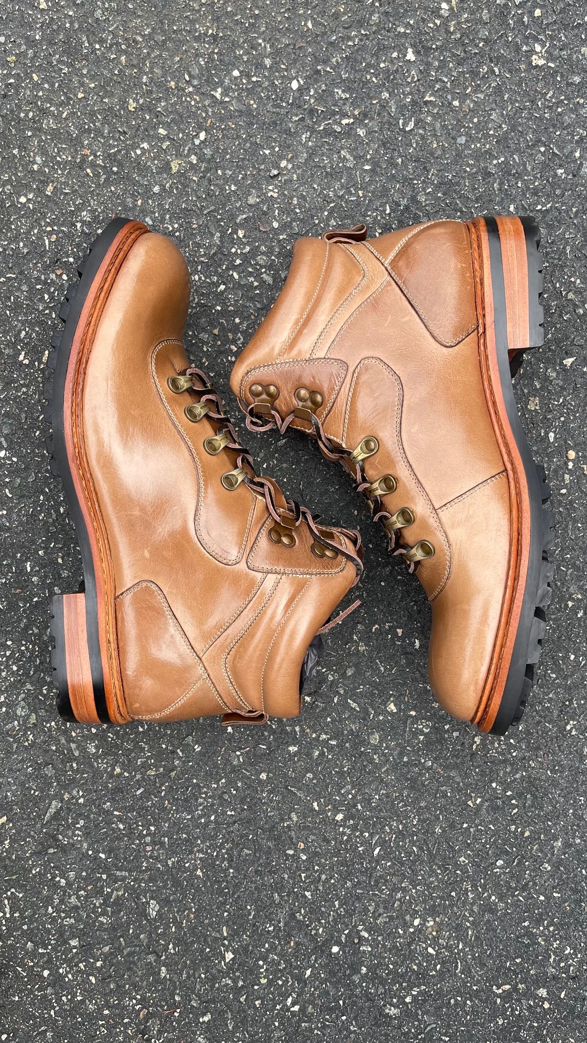 Photo by technolounge1001 on October 6, 2023 of the Blkbrd Shoemaker Bulwark Trek Boot in Horween Natural Chromexcel.