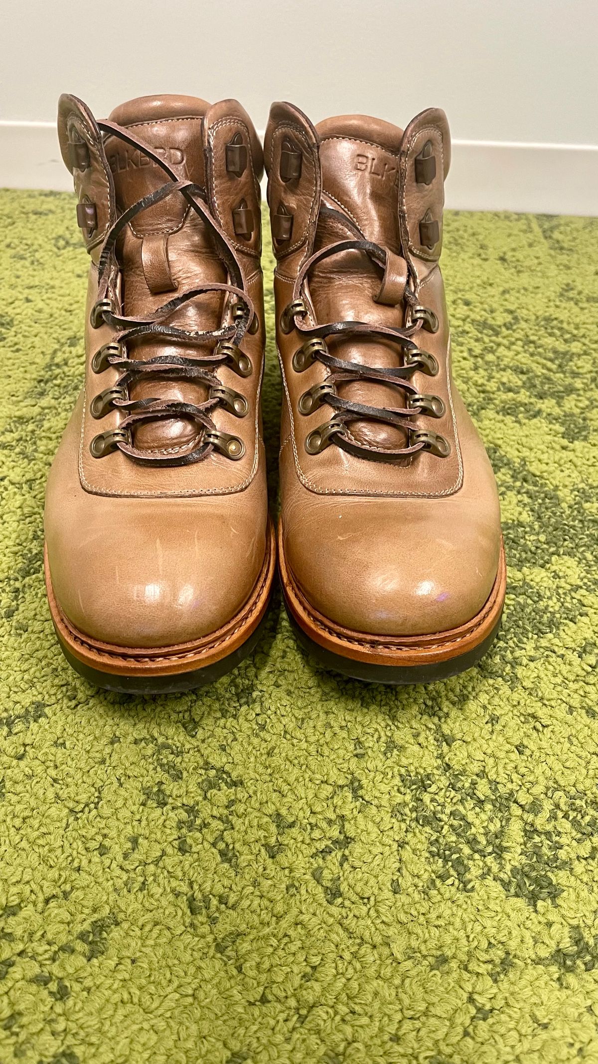 Photo by technolounge1001 on November 3, 2023 of the Blkbrd Shoemaker Bulwark Trek Boot in Horween Natural Chromexcel.