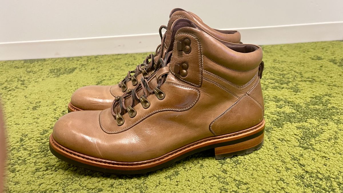 Photo by technolounge1001 on November 3, 2023 of the Blkbrd Shoemaker Bulwark Trek Boot in Horween Natural Chromexcel.