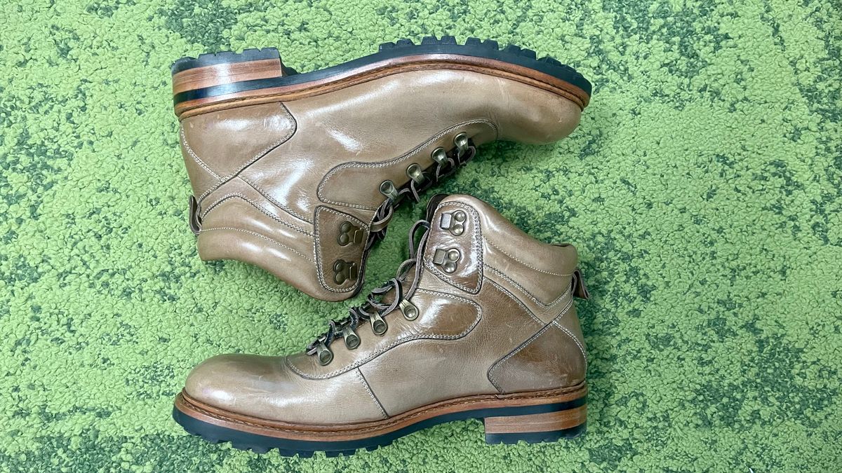Photo by technolounge1001 on November 3, 2023 of the Blkbrd Shoemaker Bulwark Trek Boot in Horween Natural Chromexcel.
