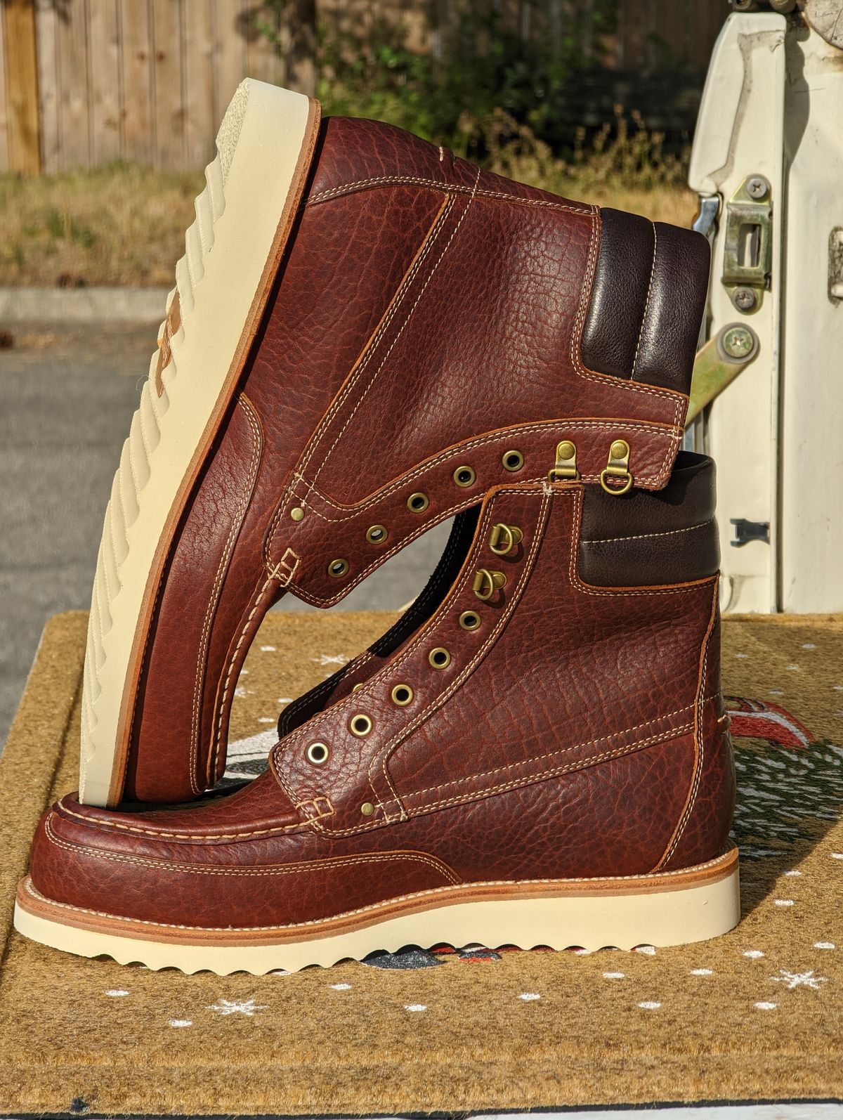 Photo by Vultain on October 6, 2022 of the Grant Stone Field Boot in Seidel Walnut Bison.